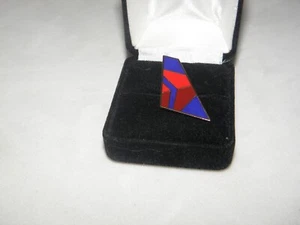 DELTA AIRLINES PIN DE SOLAPA TACK COLA DE AVIÓN NUEVOS COLORES DEL NOROESTE PILOTO REGALO NUEVO! - Imagen 1 de 9