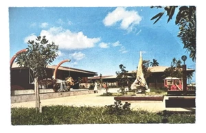 Postcard Hawaii • Whalers Village Lahaina Maui Outdoors Tourists • Divided Back - Picture 1 of 2