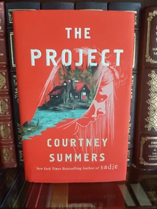 The Project_Courtney Summers_HCDJ_1st Edition / First Printing_Like New - Foto 1 di 12