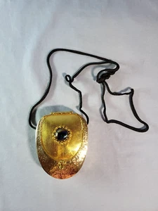 Bolso de latón martillado a mano de colección color dorado con piedra de firma y correa de cuerda negra - Imagen 1 de 9