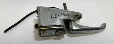 Dodge Plymouth Chrysler Desoto 1946-1948 manija de maletero trasero cromada 938987 usado. Foto 1 de 4