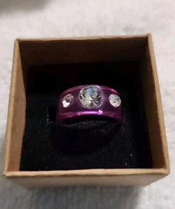 Plastic Ring With 3 "Stones" Pink Purple Plastic Band Ring Size 6 (D2) - Picture 1 of 13