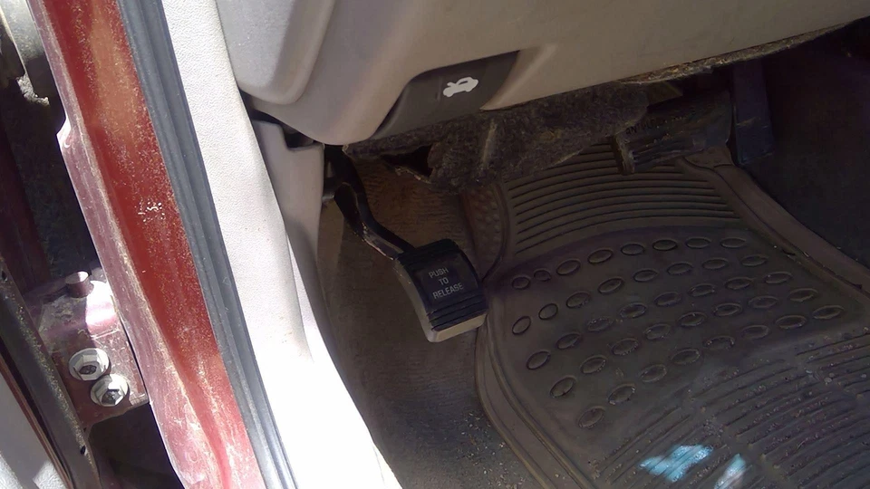 Conjunto de pedal de freno de estacionamiento Buick Century 2000 unidad de emergencia completa OEM Foto 1 de 4