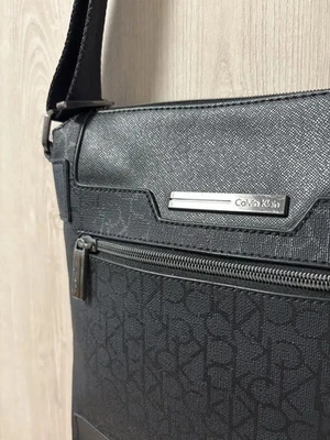 Bandolera Calvin Klein negra con logotipo CK Foto 1 de 4