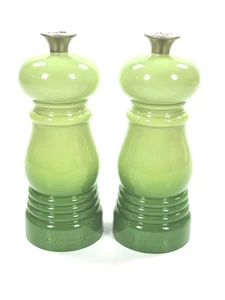 Le Creuset 5" Acryl Salz & Pfeffermühle Set Neu im Karton Farbe ~ Palmengrün - Bild 1 von 8