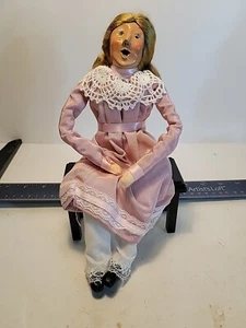 BYERS CHOICE THE CAROLERS Louise The Nutcracker Serie Mädchen auf der Bank - Bild 1 von 6