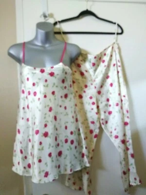 КОМПЛЕКТ ПИЖАМЫ ДЛЯ СНА NATORI С ЦВЕТОЧНЫМИ РОЗАМИ АТЛАСНЫЙ УКОРОЧЕННЫЙ ВЕРХ И НИЗ. РАЗМЕР МАЛЕНЬКИЙ - Изображение 1 из 4