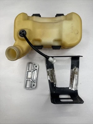 Tanque de combustible bordeador OEM Echo PE-311 SRM-311 tanque de gasolina con protector y montajes — caja B28 Foto 1 de 4