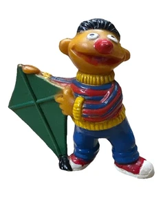 ERNIE Figure Green Kite SESAME STREET APPLAUSE PBS PVC Alphabet MUPPETS - Picture 1 of 4