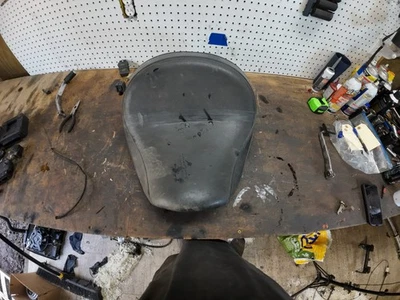 03-08 Asiento delantero del conductor Kawasaki VN1600 Vulcan Classic Mustang Foto 1 de 4