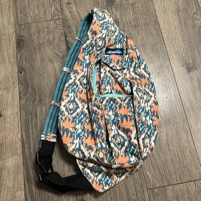 KAVU Bolso de Cuerda Bandolera Mochila Para Mujer Senderismo Bolso de Viaje Naranja Azul Usado en Excelente Condición Foto 1 de 4