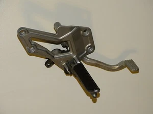 KAWASAKI GPX 750 R ZX750F 1990 FUSSRASTENANLAGE VORNE RECHTS FUSSBREMSHEBEL - Picture 1 of 8