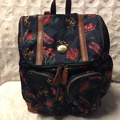 Mochila de pañales florales diseñada por OIOI Australia con adornos de piel de cuero ☼ Foto 1 de 4