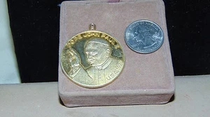 GOLD TONE POPE JOHN PAOL II USA 1979 PENDANT - Picture 1 of 3