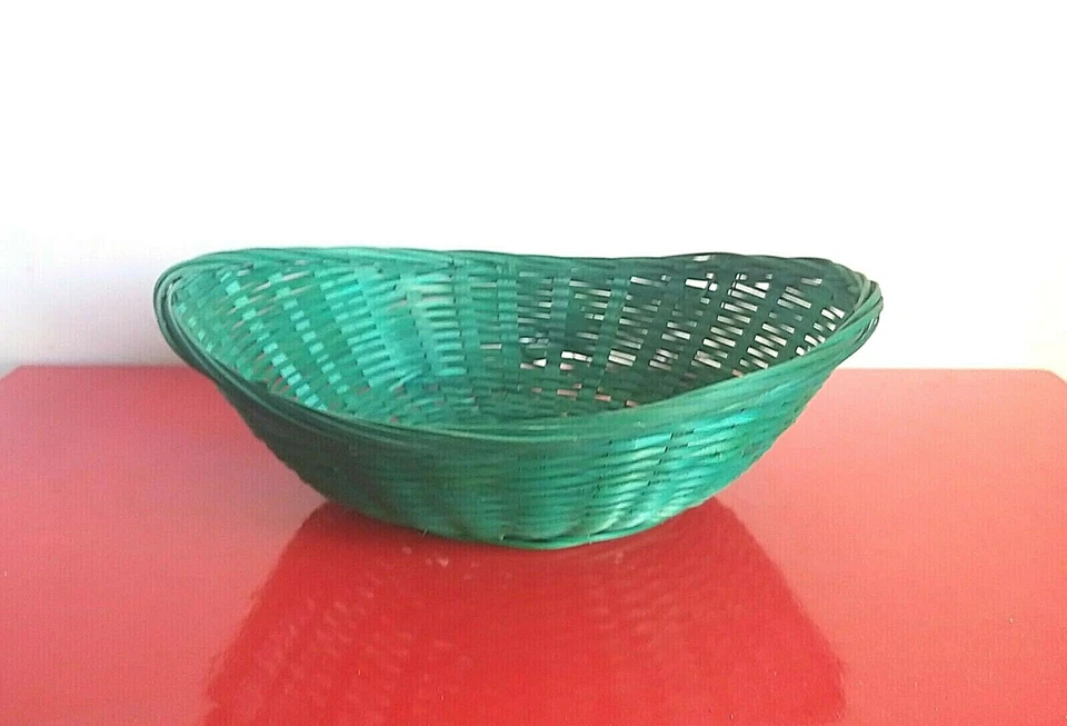 Antico vecchio cesto, cestino in vimini intrecciato colore verde.Vintage - Immagine 1 di 4