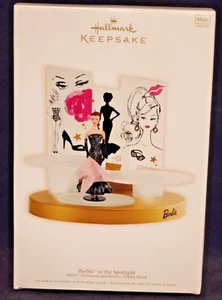 2009 Hallmark Keepsake Barbie in the Spotlight Ornament & Runway Display -- NIB - Imagen 1 de 5