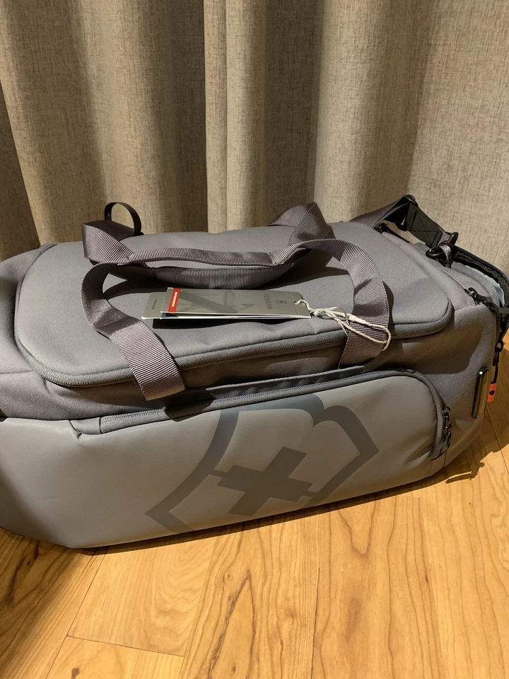 Bolsa de viaje deportiva Victorinox 33L gris logotipo reflectante, hombro-nueva con etiquetas Foto 1 de 4