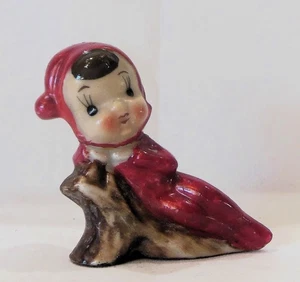 Keramik Pixie Elfe Figur rot liegend auf Baumstamm Baumstumpf Japan - Bild 1 von 8