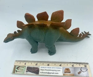 Statuina giocattolo plastica PVC dinosauro stegosauro vintage 2000 verde e bordeaux Y2K - Foto 1 di 3
