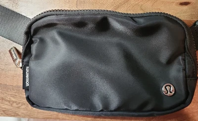 Bolso Cinturón Mujer Lululemon Everywhere Negro Bandolera Ajustable 7.5"x5"x2" Usado en Excelente Condición Foto 1 de 4
