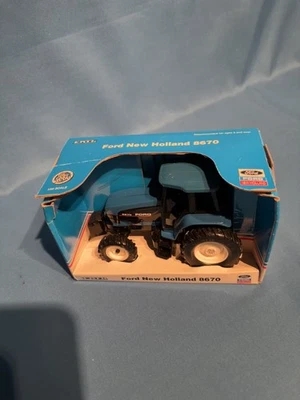 1/32 Die-Cast Metal 1993 Ertl Ford New Holland 8670 4WD Assist with Cab #313 - Image 1 of 4
