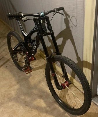 Neumático grande para bicicleta de montaña GT Fury 2.0 DH 26 pulgadas Foto 1 de 2