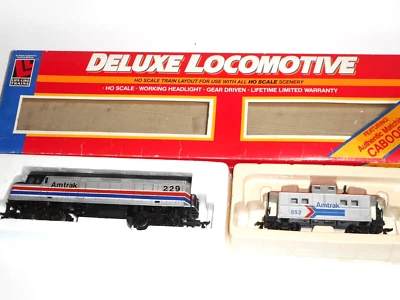 Lifelike Amtrak Diesel Loco & Caboose 8678. Exce condition. 2 rail DC. HO Scale. - Image 1 of 4