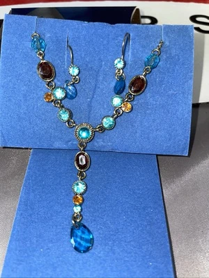 JUEGO DE REGALO COLLAR Y PENDIENTES AVON VERDE AZULADO Y TOPACIO COLOR "Y" NUEVO EN CAJA Foto 1 de 4