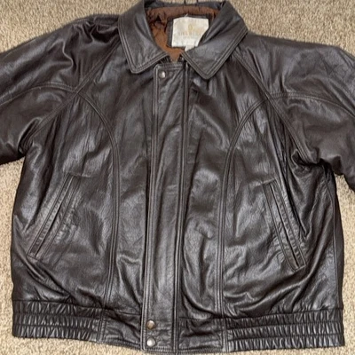 Chaqueta de bombardero de cuero marrón Bill Blass vintage forrada con edredón talla L años 80/90 para hombre Foto 1 de 4