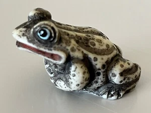 FROG WITH BLUE EYES MINIATURE FIGURE - Picture 1 of 4