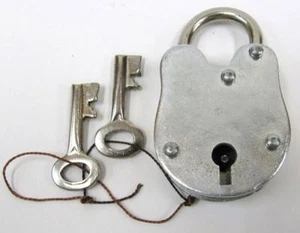 ANTIKES SCHLOSS OLD STYLE MIT SCHLÜSSEL 2,5"H - VORHÄNGESCHLOSS & SCHLÜSSEL - PIRAT - SCHLOSS SILBER - Bild 1 von 3