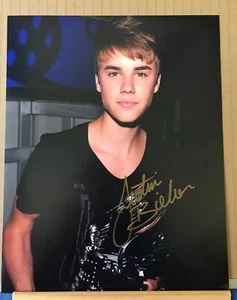 AUTOGRAPH PHOTO - JUSTIN BIEBER (b) - 8 x 10 - Picture 1 of 1