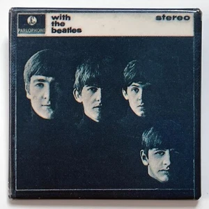 Pin vintage años 70 CON LOS BEATLES 2" insignia cuadrado álbum cubierta botón John Paul - Imagen 1 de 2