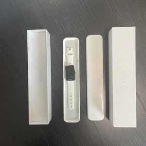 Apple Watch Series 1  42mm defekt in OVP - Bild 1 von 6