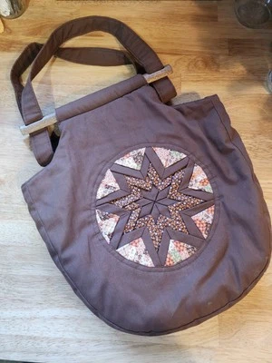 Cartera acolchada vintage hecha a mano con patrón de estrella con asas de madera y tela Foto 1 de 4