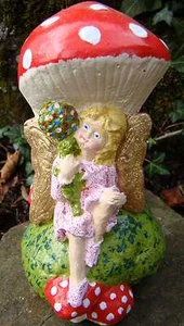 Fee Fliegenpilz Garten Ornament - Handarbeit von Pixieland (Beton) - Bild 1 von 4