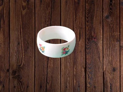 Brazalete blanco con rosebuds en mal estado; pulsera de plástico duro vintage años 60 Foto 1 de 4