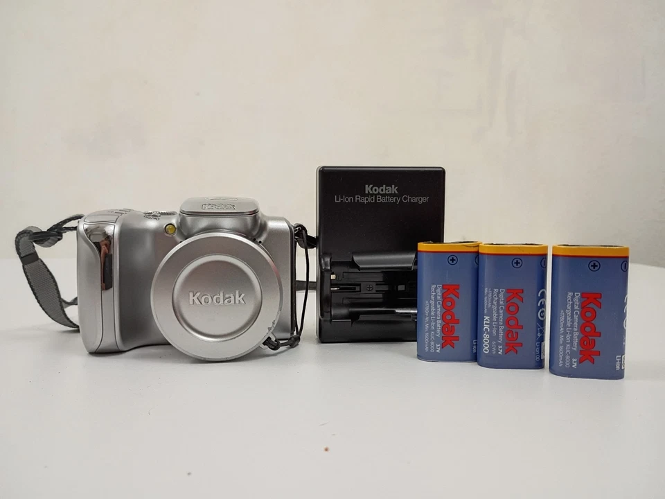 Kodak EasyShare Z612 6.1MP Digital Camera Silver Charger, 3 Batteries, Tested - Image 1 of 4
