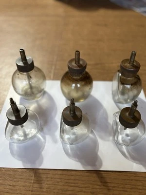 Aceites por goteo Lunkeheimer (4) y engrasadores por goteo Vacuum Oil Co. (2) latón/vidrio, antiguos Foto 1 de 4