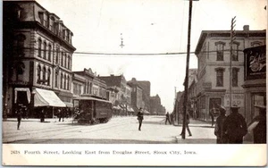 IOWA Postcard Sioux City IA Fourth Street East View Schlitz Sign Trolly Stores  - Picture 1 of 2