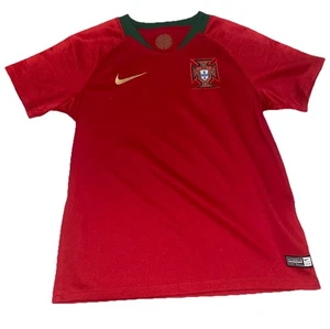 Maglia Portogallo Futbol Calcio Rossa Manica Corta Nike 2018 Gioventù Small - Foto 1 di 10