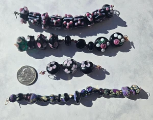 Holiday Artisan Lampwork Collection - mehrsträngige schwarze, rosa Blumen Lampwork - Bild 1 von 5