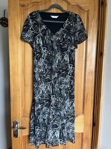 Lined Black & Cream Patterned Fit & Flare Capped Sleeved Midi Dress. Size 18 - Picture 1 of 10
