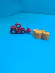 Tractor cargador frontal Smart Toys escala HO con fianzas de heno - Imagen 1 de 5