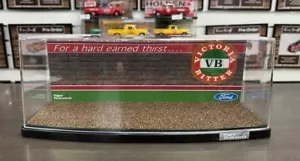 301017 VB FOR A HARD EARNED THIRST TINY DIORAMAS 1:18 SCALE DISPLAY CASE MODEL - Bild 1 von 3