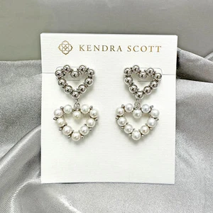 Kendra Scott Ashton Heart Earrings in White Pearl and Rhodium Plated - Picture 1 of 3