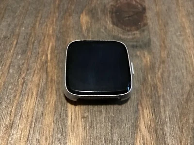 Фитнес-умные часы Fitbit Versa Lite FB415 без зарядного устройства без ремешка непроверенные - Изображение 1 из 2