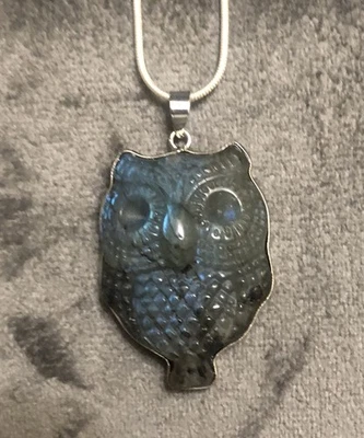 Colgante de búho de piedras preciosas talladas en labradorita en cadena de serpiente de plata Foto 1 de 4