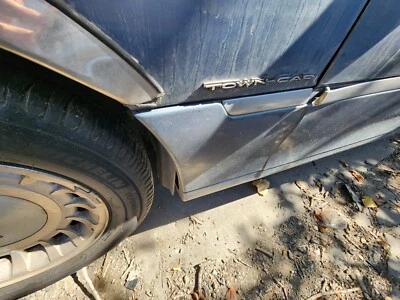 1998-1999-00-01-02-03-04-05-06-2011 LLINCOLN TOWN CAR ЛЕВОЕ КРЫЛО МОЛДИНГ СИНИЙ - Изображение 1 из 2