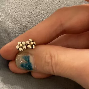 Original Pandora Silber & 14kt Gold Blume Gänseblümchen Ohrstecker 290932 keine Rückseite - Bild 1 von 4